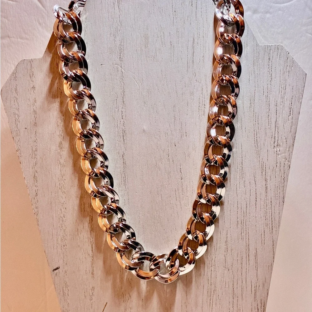 Vintage Signed “MONET” Heavy Chain-linked Necklace in a Silver Tone Setting - Picture 11 of 12